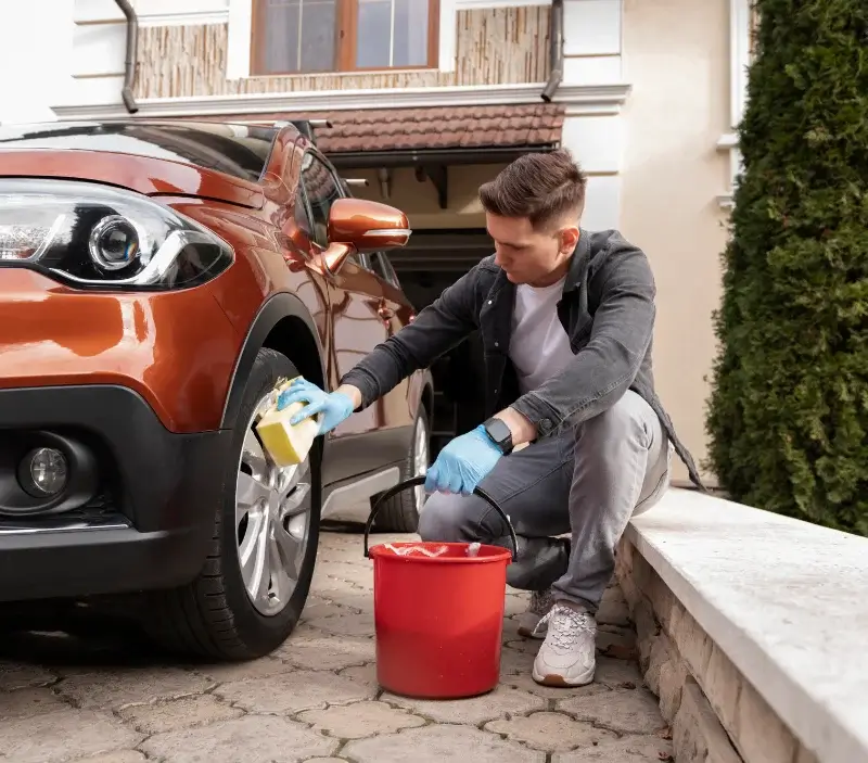 Lavage auto à domicile Vendhuile : professionnel intervenant sur un véhicule